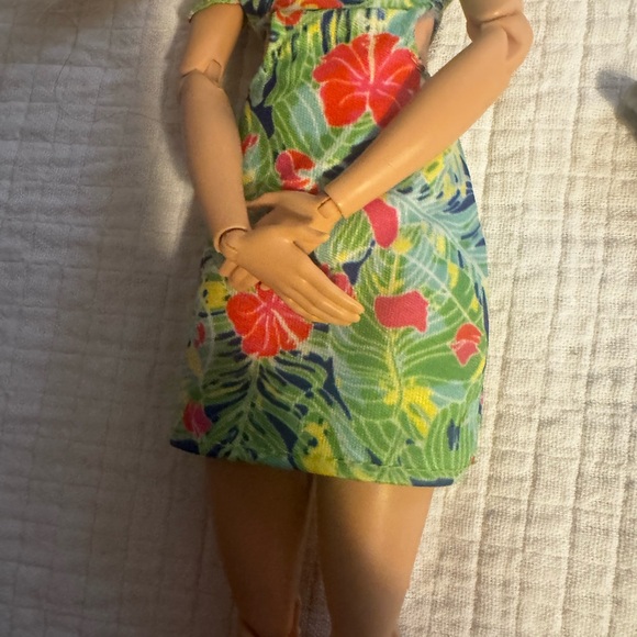 Barbie Made to Move Doll with Flexible Joints & Blonde Hair Blue Eyes W/ Outfit - Picture 9 of 12